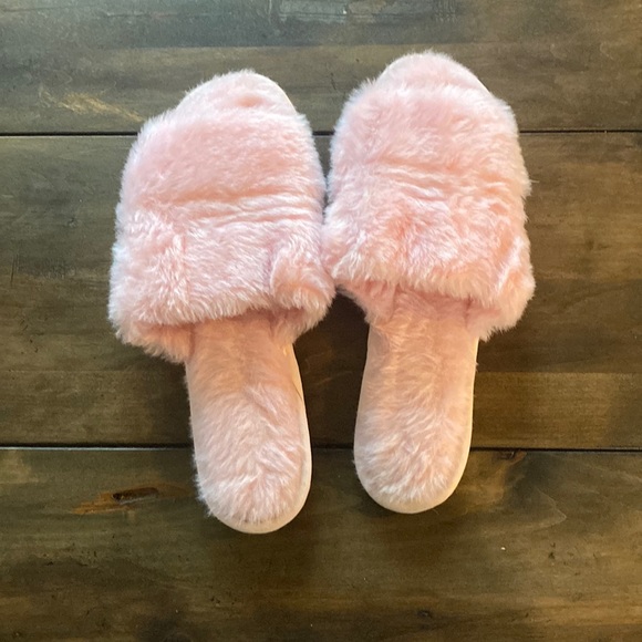 Vintage Madye’s pink fuzzy slippers small 5-6 made in the USA- washable - Picture 1 of 2